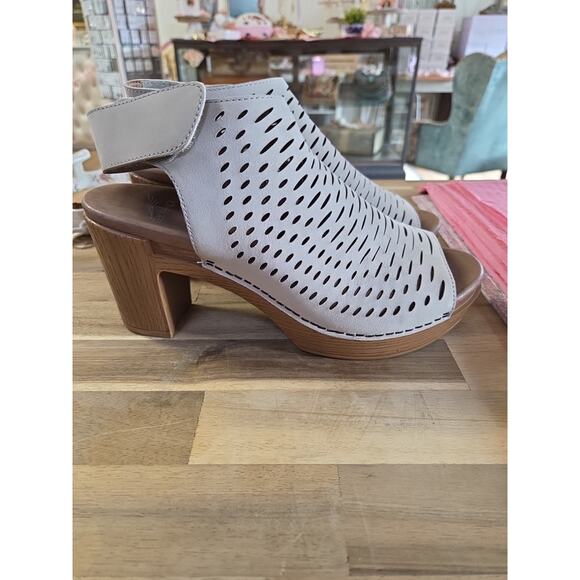 This is a Dansko Danae block heel sandal in oyster milled nubuck leather Size 39 - Picture 3 of 16
